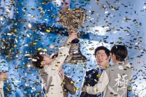 关于Rookie回归赛场，赛况扑朔迷离首场状态亮眼，FPX观众沸腾！的信息